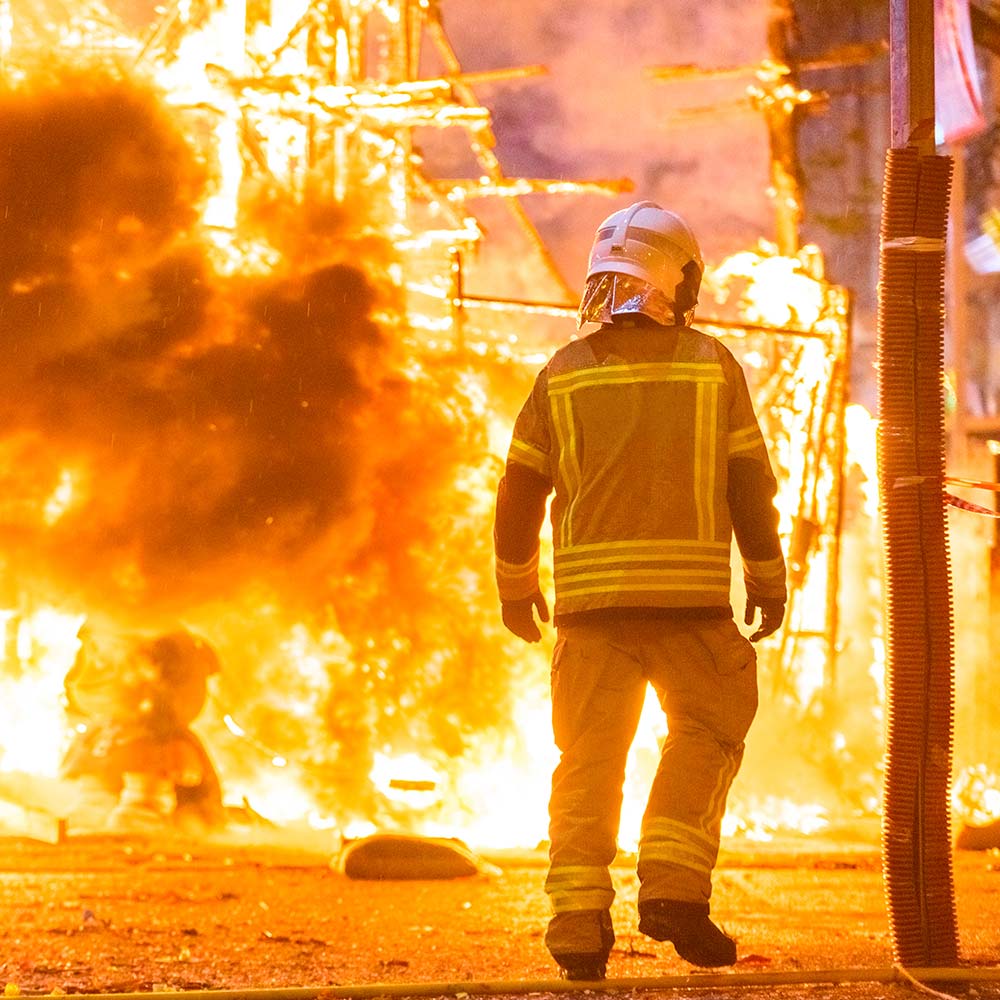 bombero-fuego-2 Matexpro. Especialistas en prendas de protección certificada
